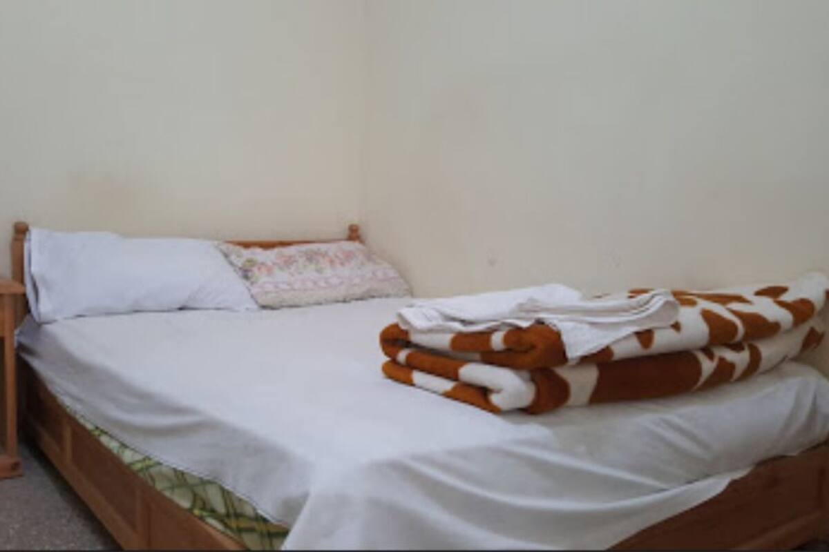 Iron/ironing board, bed sheets