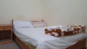 Iron/ironing board, bed sheets