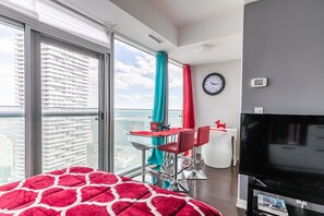 1 habitación, decoración personalizada, muebles diferentes y escritorio 