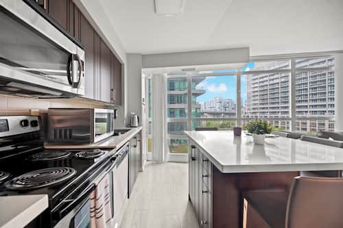 Departamento clásico, 2 habitaciones, balcón, vista al parque | Cocina privada | Refrigerador con congelador, microondas, horno y parrilla de estufa