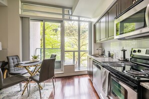 Romantic Apartment, 1 Queen Bed with Sofa bed, Kitchen, City View | Private kitchen | Full-size fridge, microwave, oven, stovetop