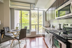 Coffee/tea maker, full-sized fridge, microwave, oven