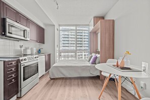 Individually decorated, individually furnished, desk, laptop workspace - Fort York Suites Toronto (Toronto)