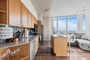 Panorama appartement, 1 queensize bed met slaapbank, keuken, uitzicht op stad | Privékeuken | Een koelkast/vriezer, een magnetron, een oven, een kookplaat