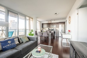 Flat-screen TV, Netflix, streaming services - Fort York Suites Toronto (Toronto)
