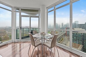 Departamento panorámico, 1 cama Queen size y sofá cama, cocina, vista a la ciudad | Comedor