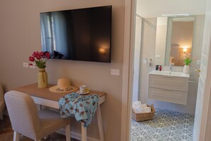 プレミアム ルーム パティオ プールビュー | セーフティボックス (室内)、デスク、WiFi (無料)