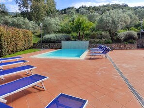 Seasonal outdoor pool, open 9:00 AM to 9:00 PM, sun loungers - Villa Cammà (Mirto)