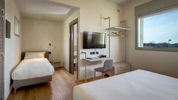 Dreibettzimmer | 1 Schlafzimmer, Schreibtisch, schallisolierte Zimmer, kostenloses WLAN