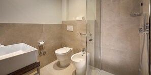 Een douche, een regendouche, een haardroger, een bidet