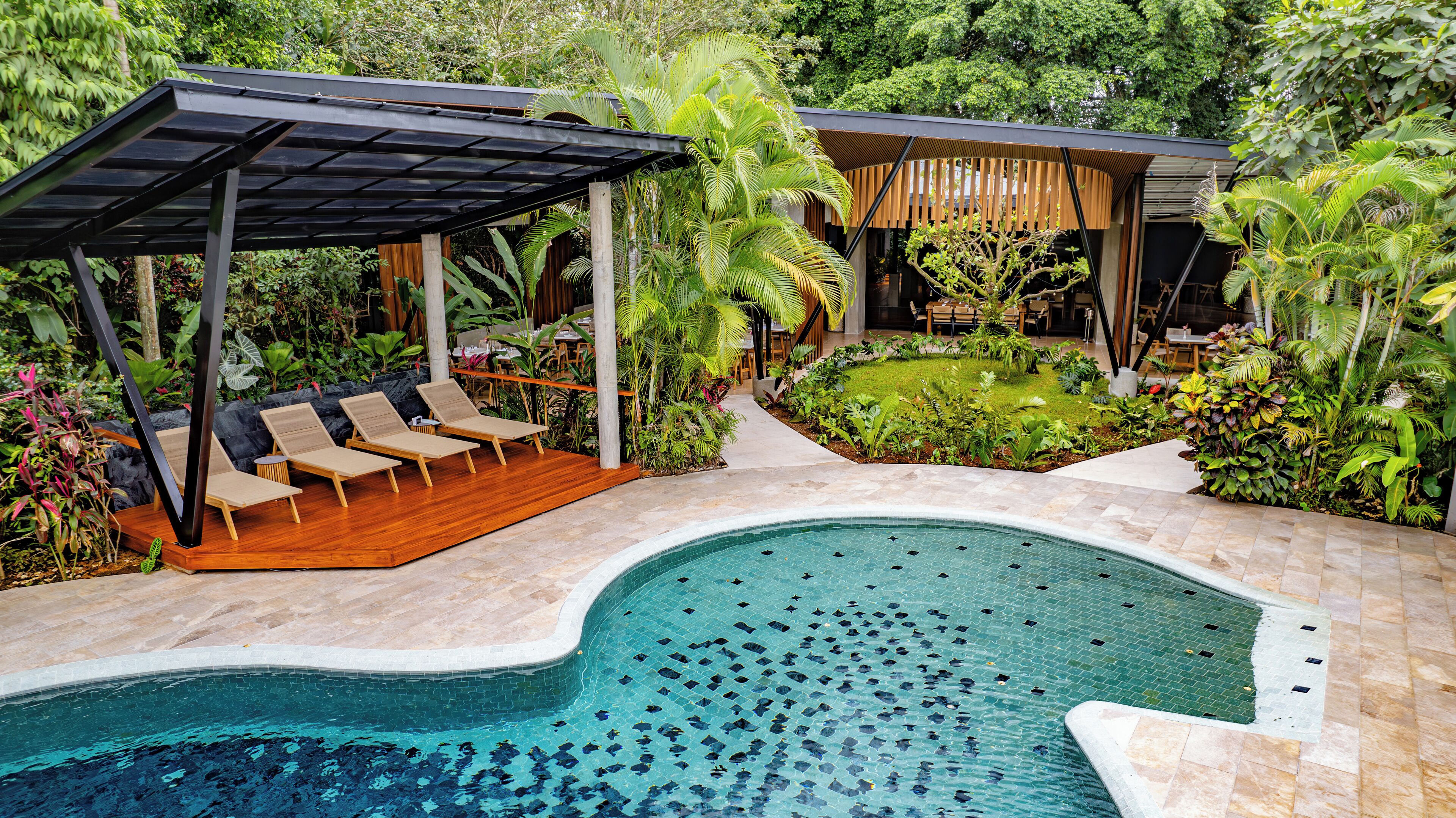 室外游泳池，06:00 至 22:00 开放，日光浴躺椅