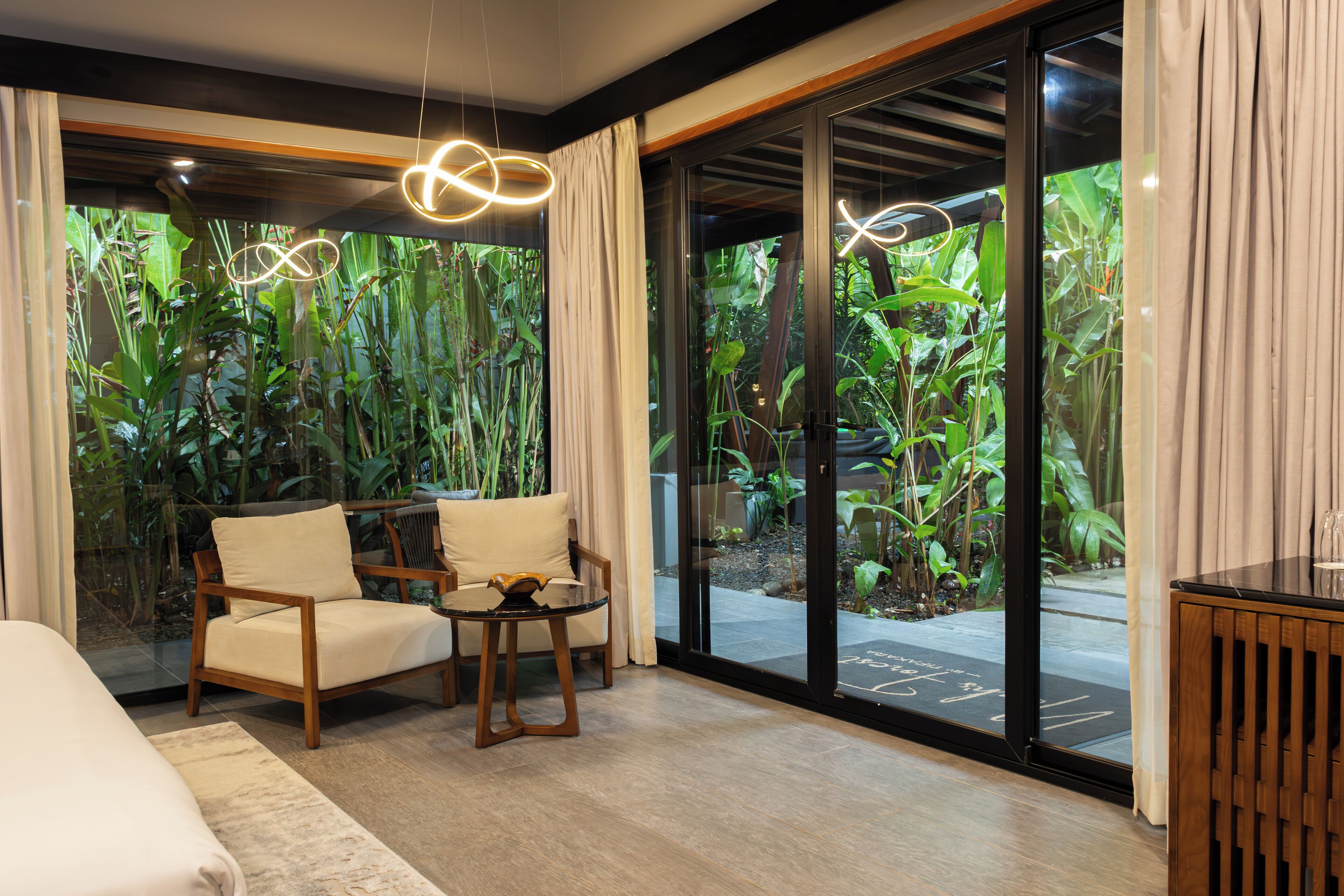 Garden Deluxe Bungalow with Spa | Literie de qualité supérieure, couette en duvet d'oie