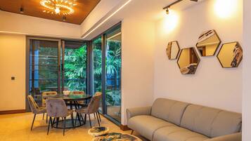 Ropa de cama de alta calidad, colchones con efecto memoria y minibar