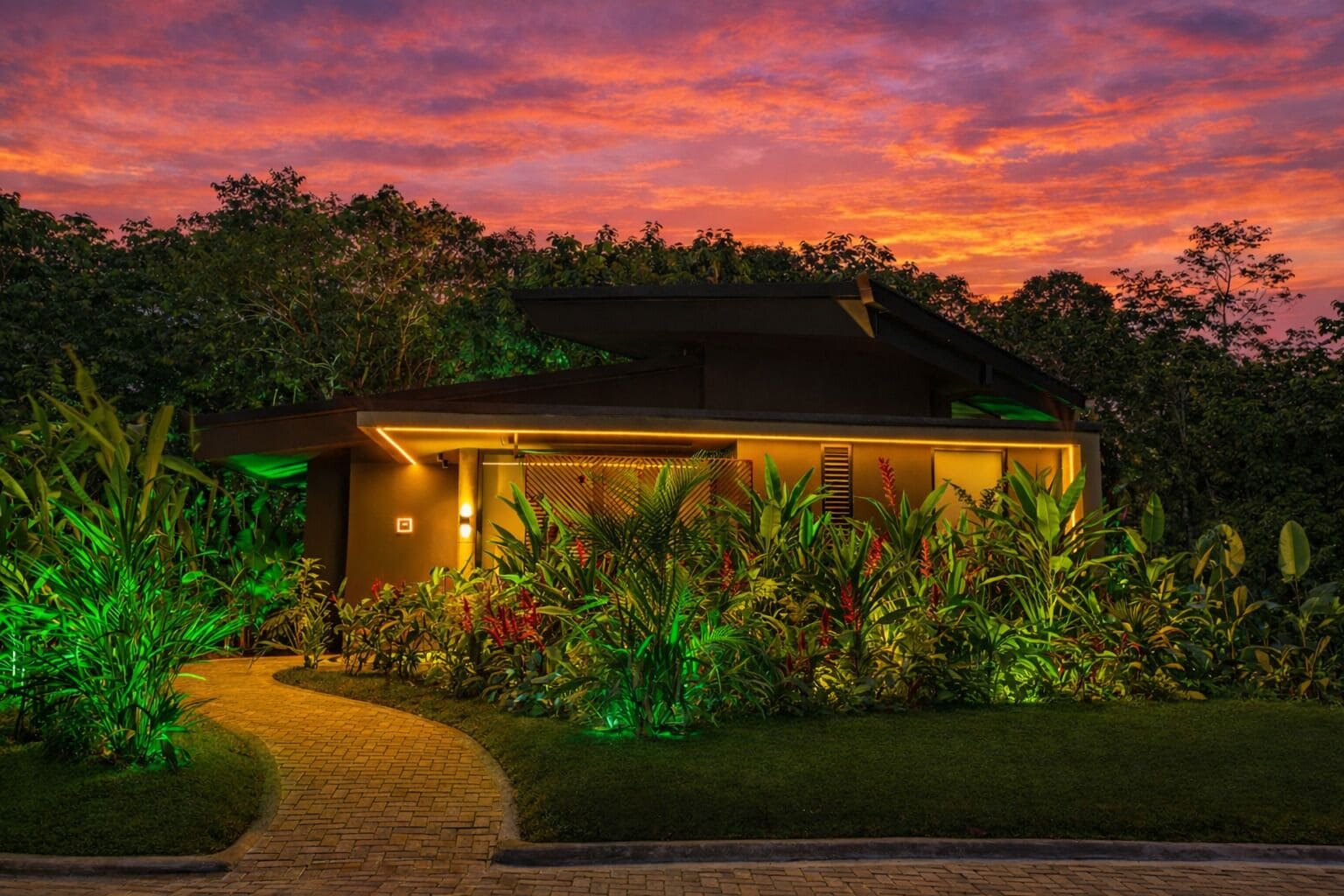 Riverside Hideaway Villa | Peralatan tempat tidur premium, gebar bulu kapas, busa memori, bar mini 