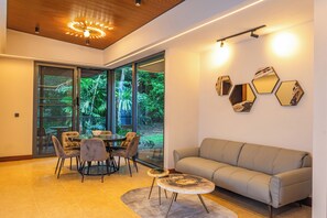 Rainbow Bass Villa | Premium bedding, memory-foam beds, minibar, in-room safe