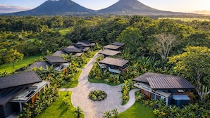 Ein Resort mit mehreren Gebäuden, einem zentralen befestigten Bereich und einem Berg im Hintergrund.