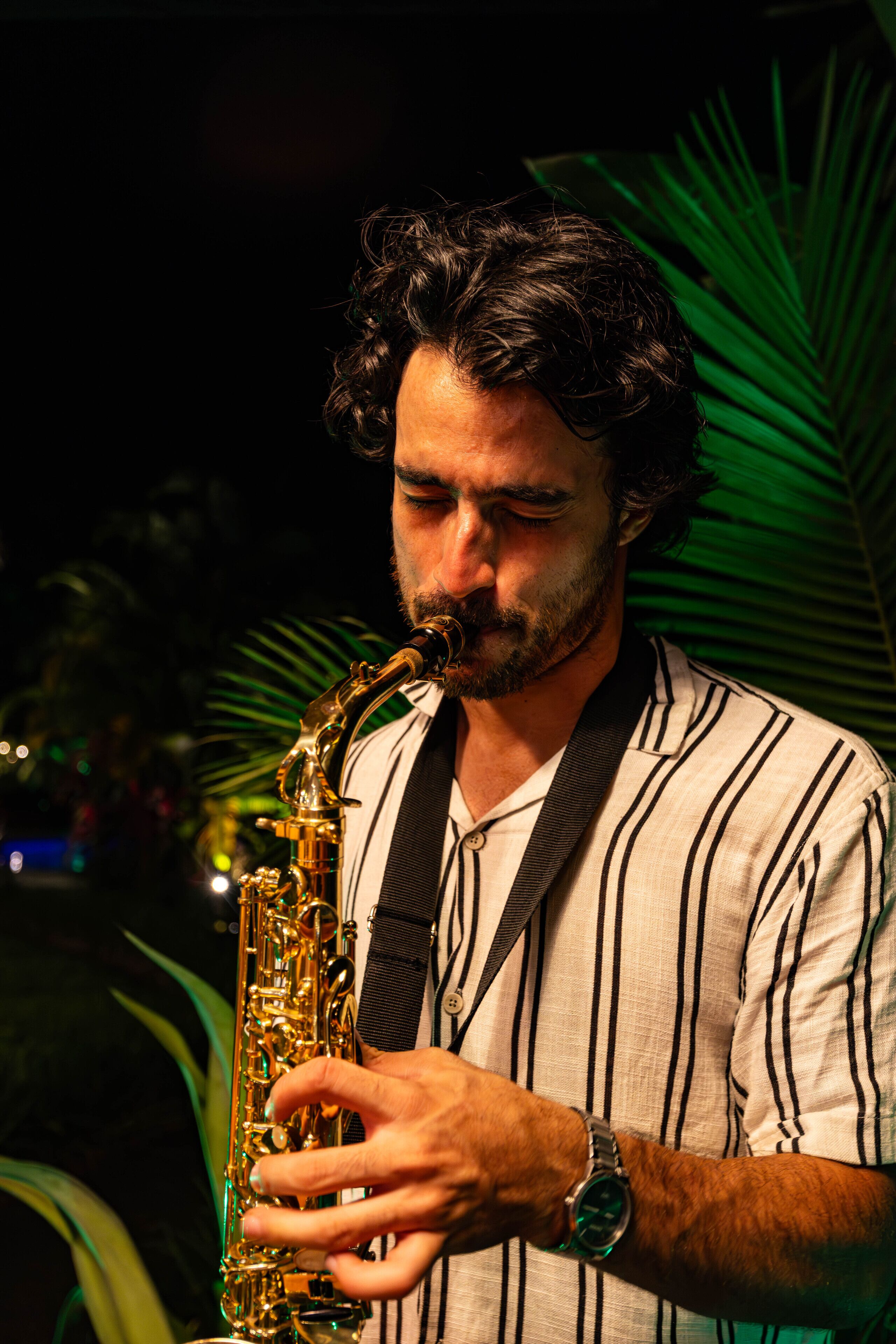 Una persona tocando el saxofón.