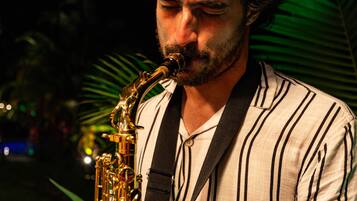 Una persona tocando el saxofón.