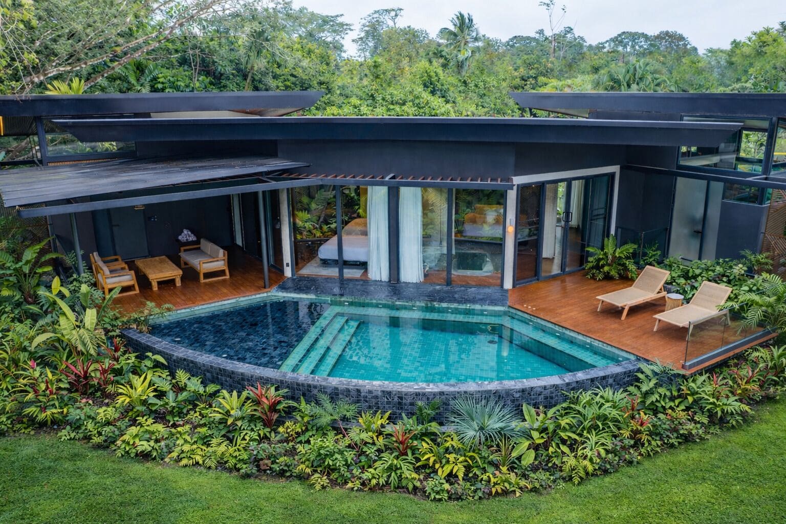 Rainbow Bass Villa | Peralatan tempat tidur premium, gebar bulu kapas, busa memori, bar mini 