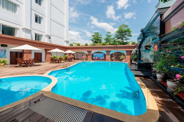 Sesongbasert utendørsbasseng, bassengparasoller og solsenger