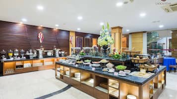 Se sirven desayunos, almuerzos, cenas y cocina local e internacional