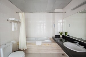 Luxury Twin Room | Bathroom | Shower, rainfall showerhead, free toiletries, hair dryer