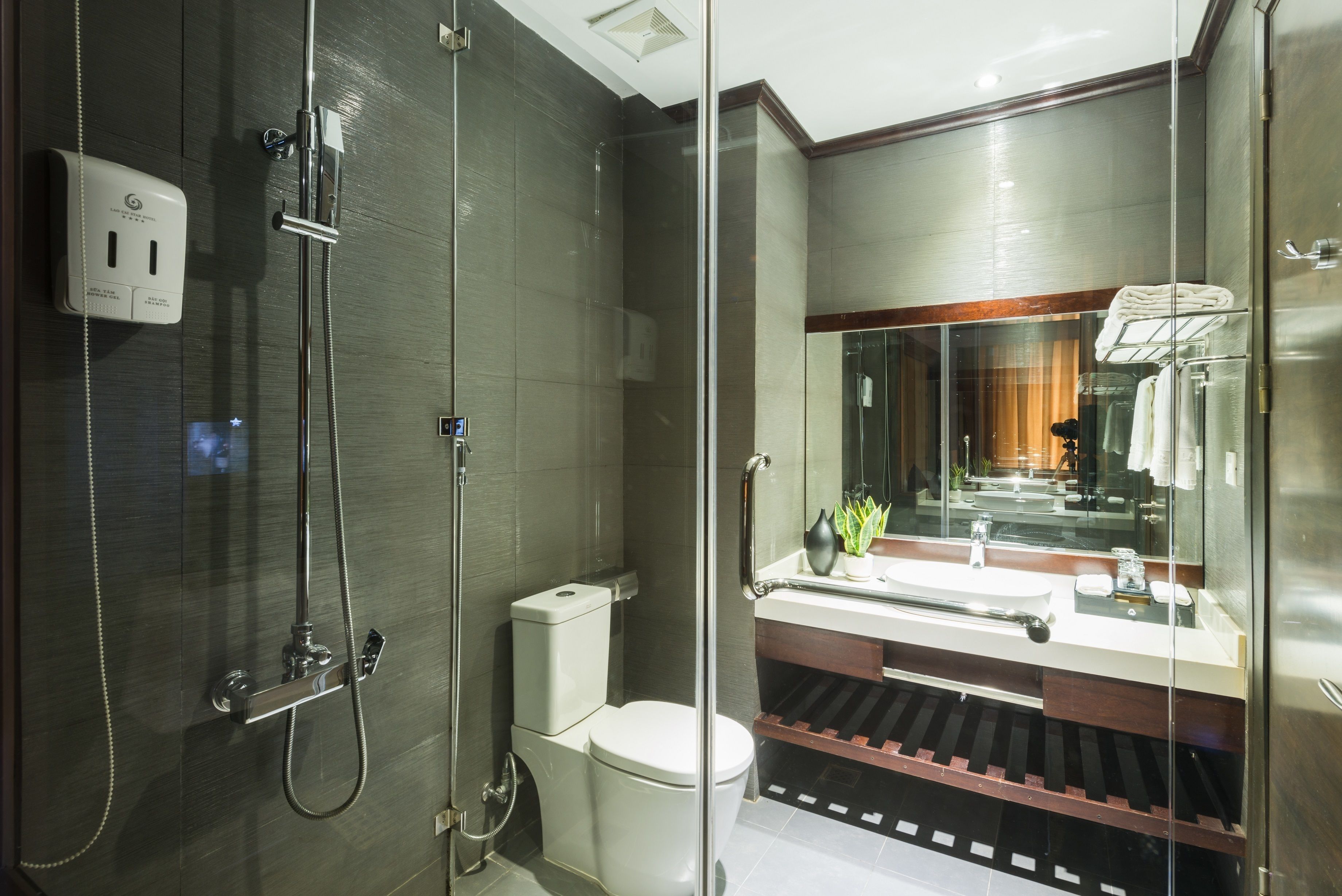 Habitación Deluxe con 1 cama doble o 2 individuales | Baño | Ducha y cabezal de ducha tipo lluvia