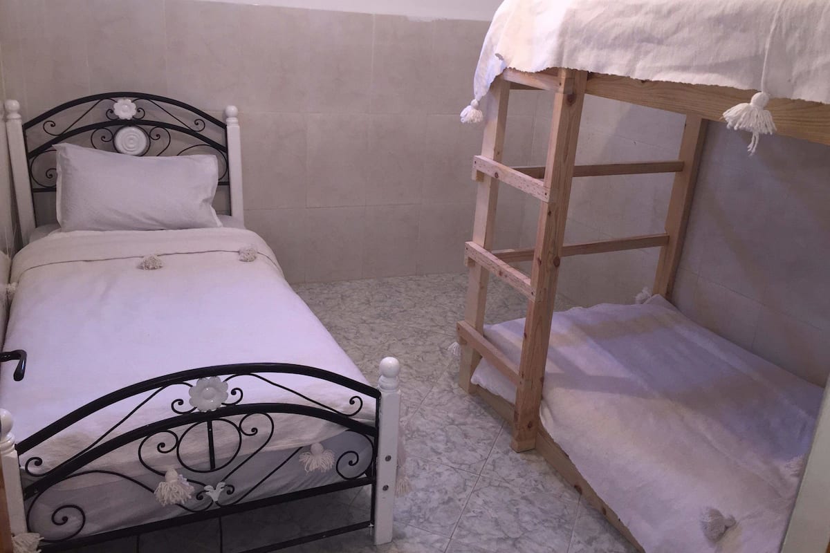 Basic Shared Dormitory | WiFi (free), bed sheets