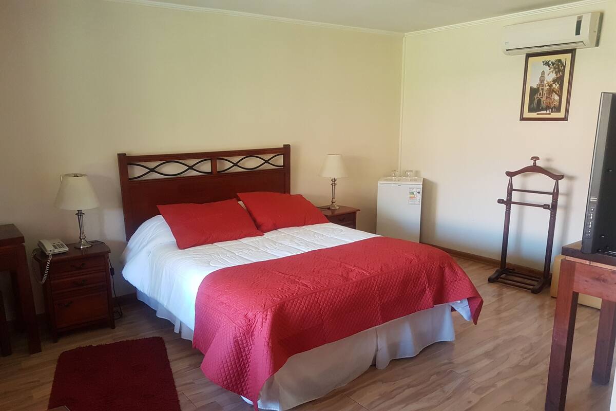 Standard Double Room | Didekorasi berbeda-beda dan dilengkapi dengan perabotan berbeda-beda