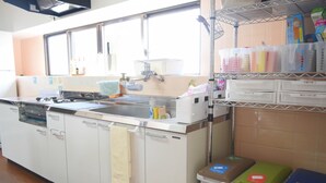 公共區域設有雪櫃、公共區域設有微波爐、爐具、廚房用具/餐具/器皿