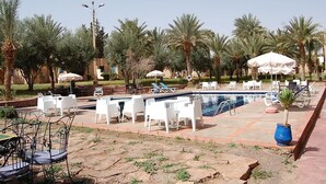 Outdoor pool, pool umbrellas, sun loungers - Résidence Karam (Ouarzazate)
