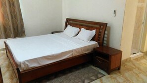 Premium bedding, minibar, bed sheets