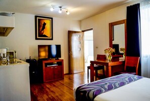 Basic Double Room | Minibar, individually decorated, desk, blackout drapes - Terracota Suites (Xalapa)