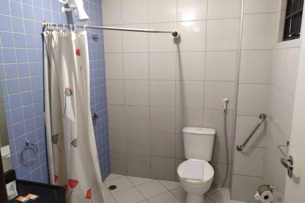 shower, rainfall showerhead, free toiletries, towels