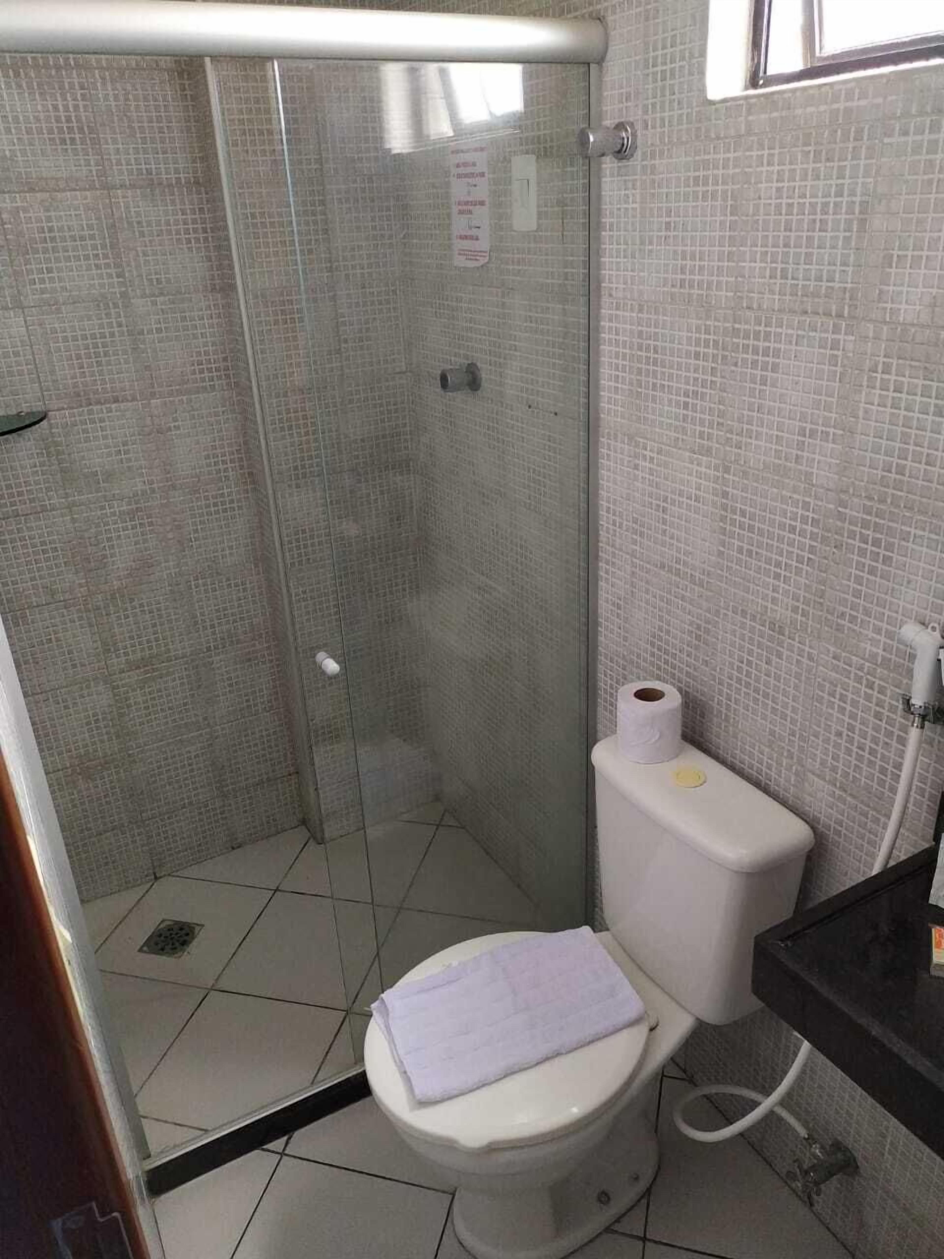 shower, rainfall showerhead, free toiletries, towels