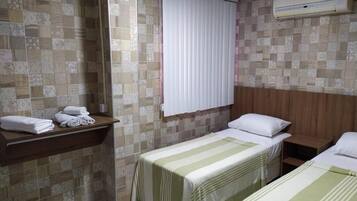 1 quarto, frigobar, cortinas blackout, ferros/tábuas de passar roupa