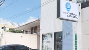 A building with a sign for 'hotel CAMPINA EXECUTIVO'. - Hotel Campina Executivo (Campina Grande)