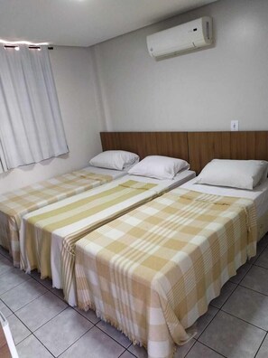 Quarto triplo standard | 1 quarto, frigobar, cortinas blackout, ferros/tábuas de passar roupa