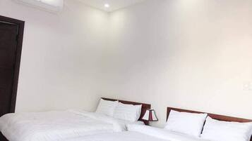 Quadrupla Standard | Una scrivania, ferro/asse da stiro, Wi-Fi gratuito, lenzuola