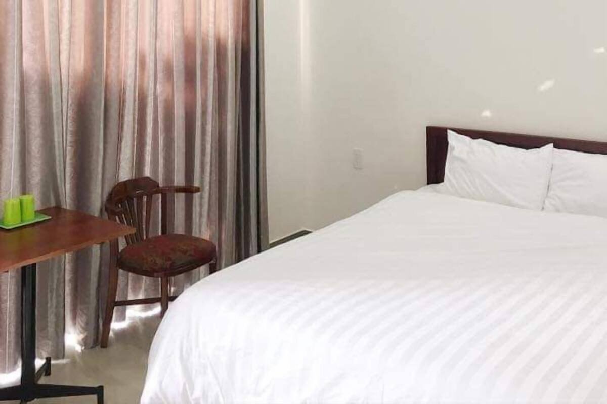Habitación doble estándar | Escritorio, tabla de planchar con plancha, wifi gratis y ropa de cama