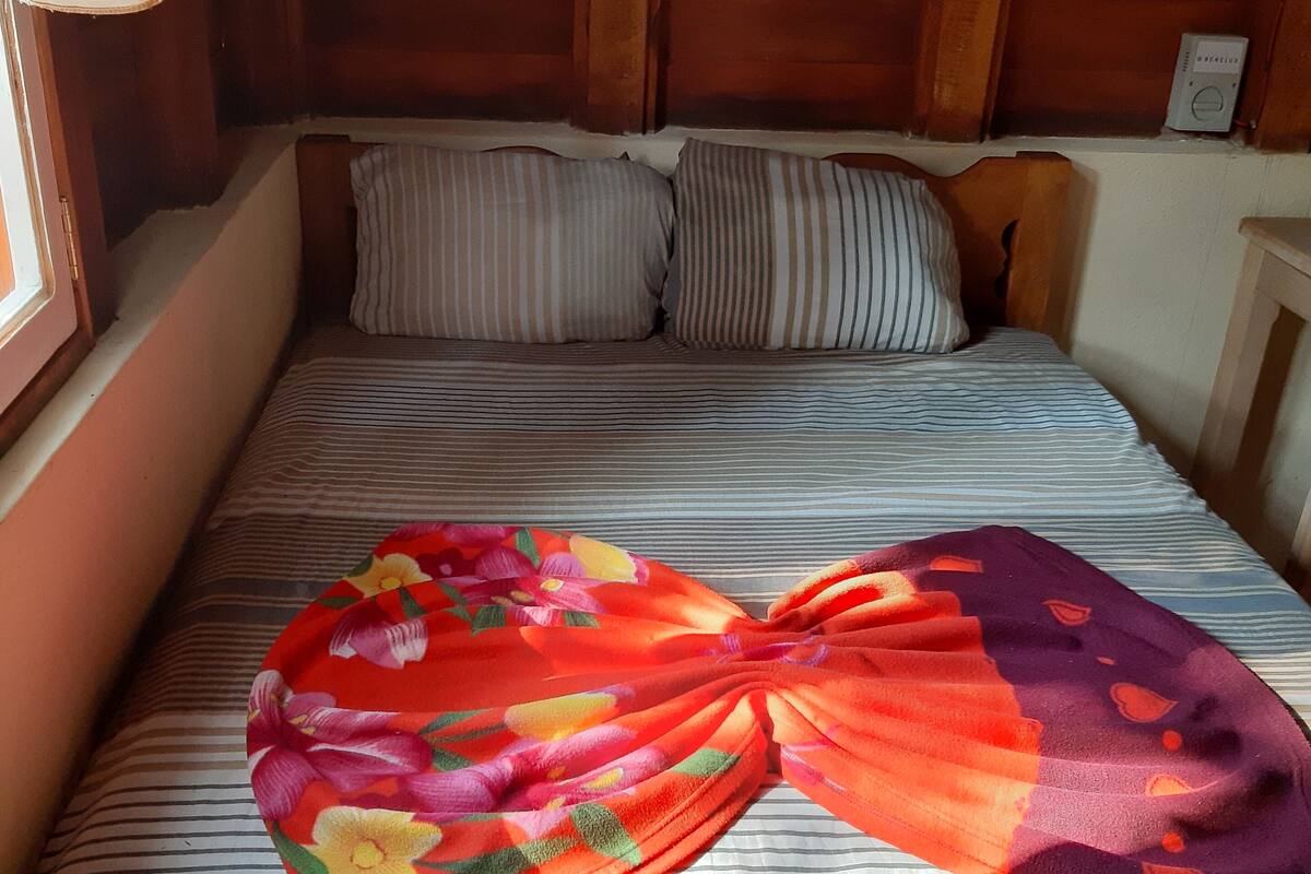 14 habitaciones y espacio para trabajar con laptop