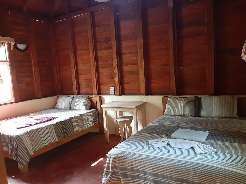 14 habitaciones y espacio para trabajar con laptop 