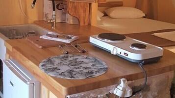 Habitación doble de diseñador | Cocina privada | Parrilla de estufa, tetera eléctrica y utensilios de cocina