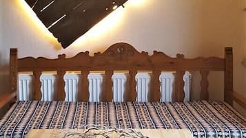 Habitación doble de diseñador | Área de sala de estar | Televisión de plasma