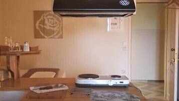 Design Double Room | Private kitchen | Stovetop, electric kettle, cookware/dishes/utensils