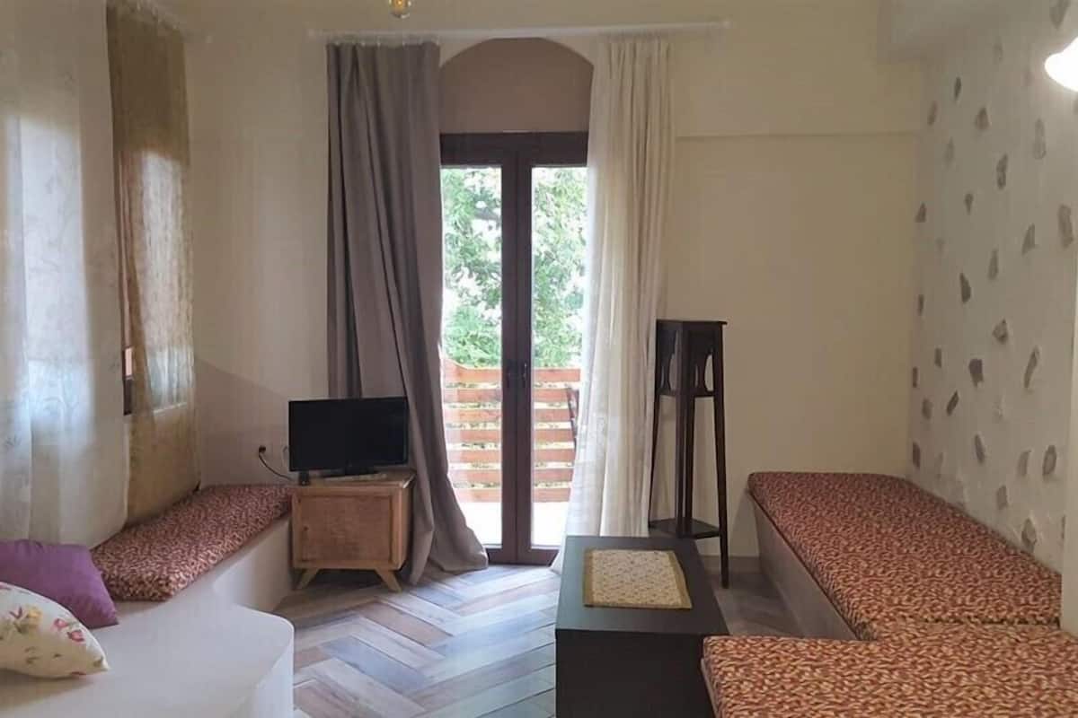 Comfort Double Room | Ruang tamu | TV Plasma