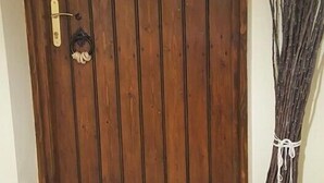 A wooden door with a brass handle and a keyhole. - Victoria's Country Apartments (Zagora-Mouresi)