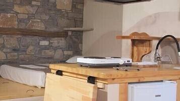 Habitación doble Confort | Cocina privada | Parrilla de estufa, tetera eléctrica y utensilios de cocina