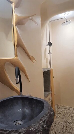 Quarto casal design | Banheiro | Chuveiro, chuveiro com efeito de chuva, toalhas de banho 