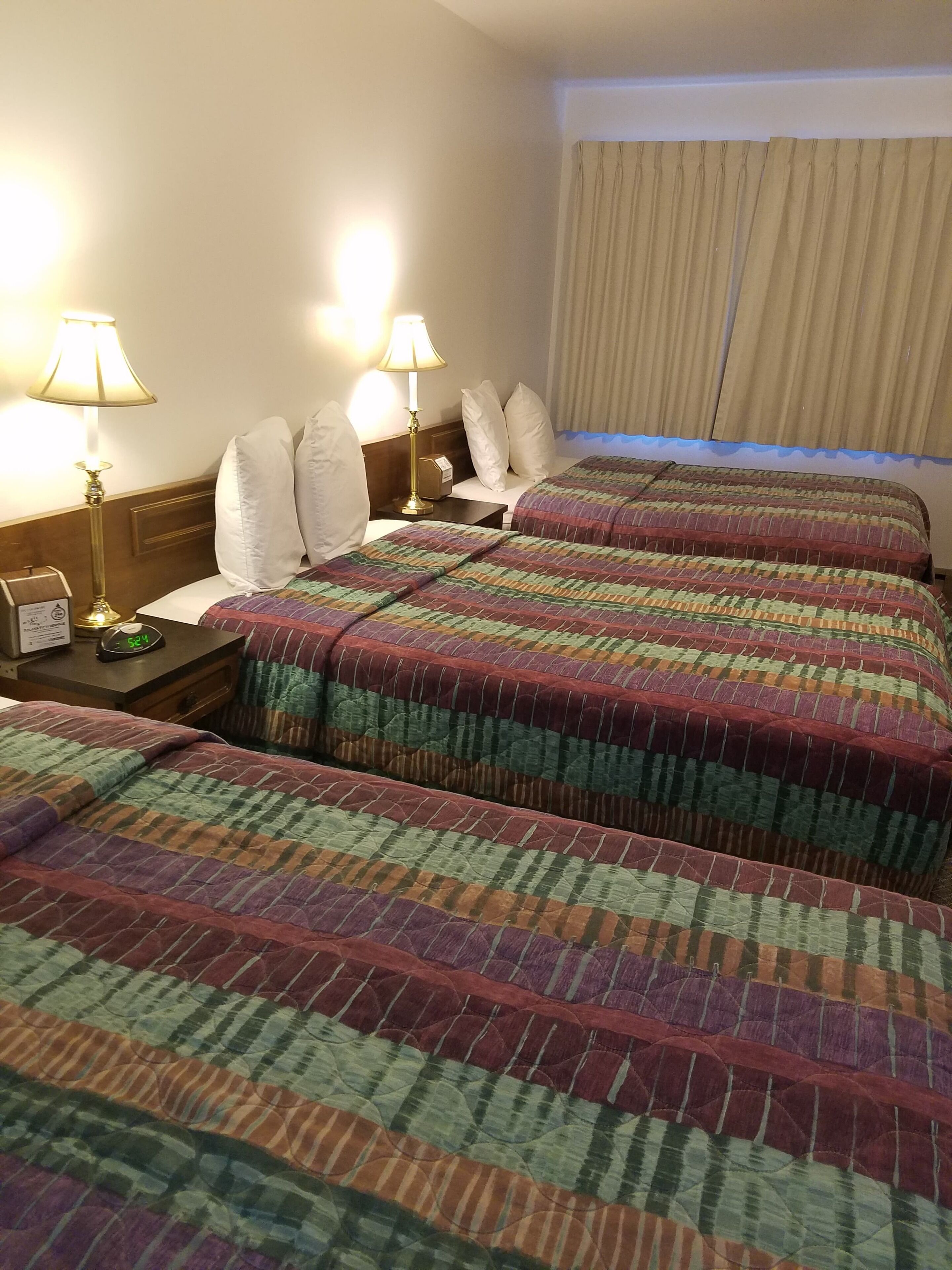 Habitación estándar, 2 camas matrimoniales, vista a la montaña, planta baja | Edredón, decoración personalizada, muebles diferentes y escritorio 